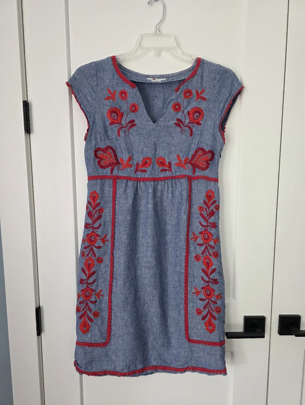 Boden Chambrey Linen Blue Embroidered Shift Dress with Red Floral Accents US 4 - Picture 2 of 16